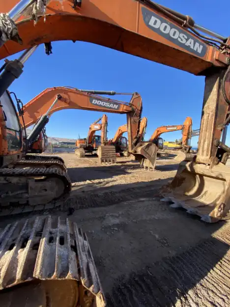 Picture of DOOSAN EXCAVATOR 30T DX300LC